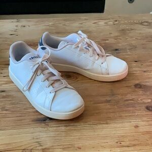 Adidas ADVANTAGE K Unisex-Kids Tennis Sneakers, big kid size 4